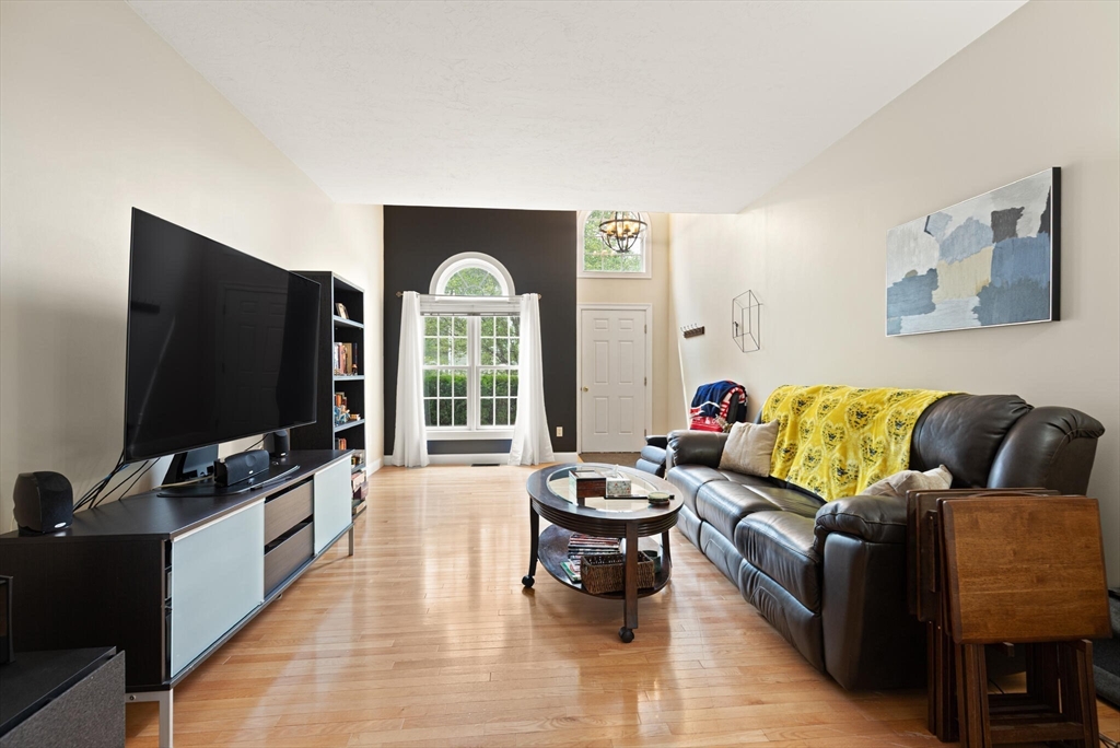 Upton, Massachusetts, 01568, United States, 3 Bedrooms Bedrooms, ,3 BathroomsBathrooms,Residential,For Sale,1912549