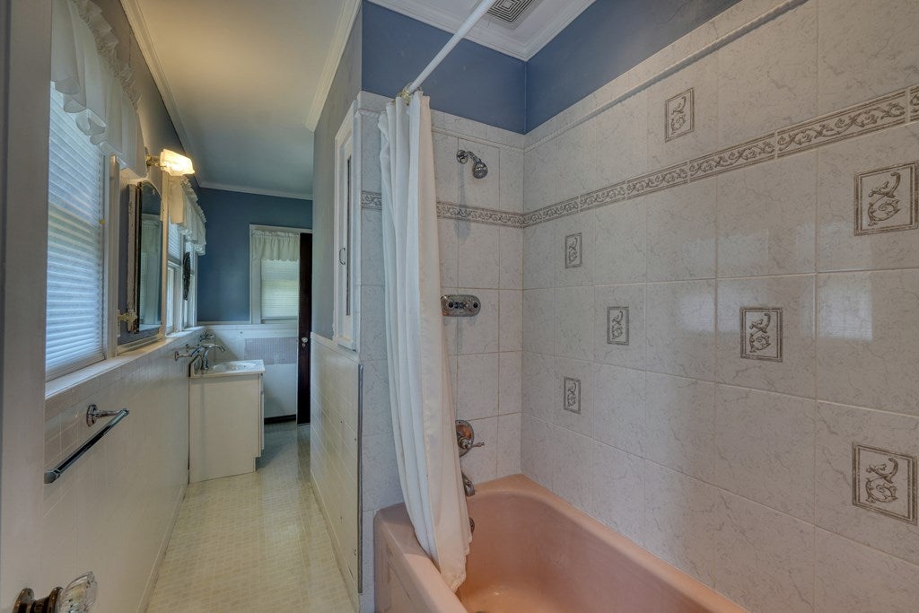 Andrews, North Carolina, 28901, United States, 5 Bedrooms Bedrooms, ,4 BathroomsBathrooms,Residential,For Sale,1912195