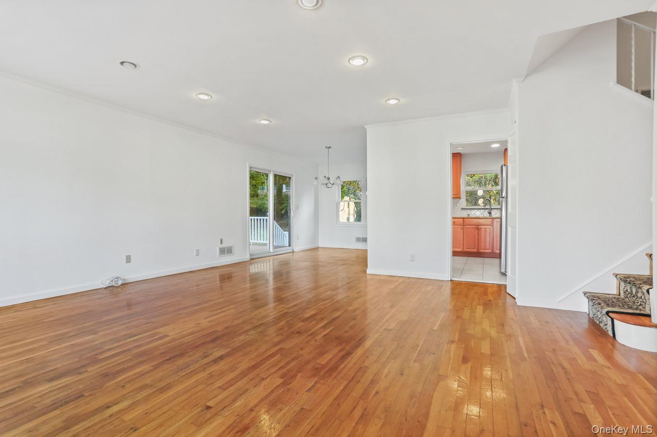 Yonkers, New York, 10710, United States, 4 Bedrooms Bedrooms, ,2 BathroomsBathrooms,Residential,For Sale,1991098