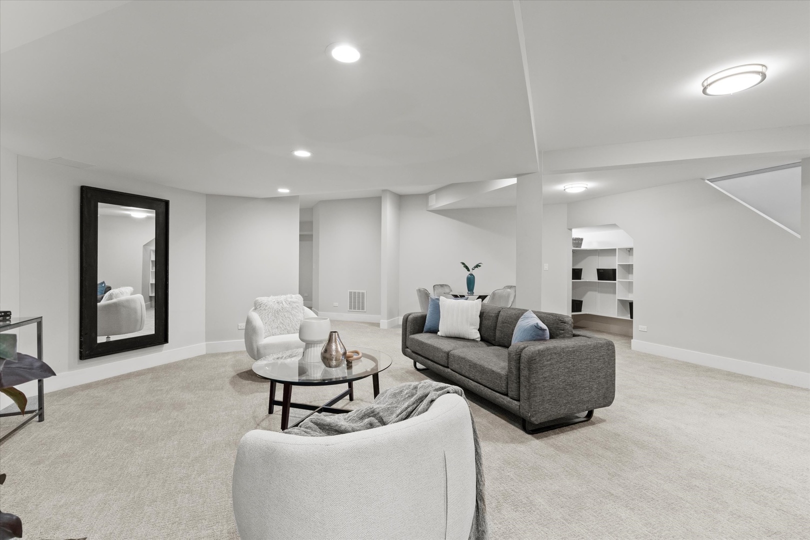 Oak Brook, Illinois, 60523, United States, 5 Bedrooms Bedrooms, ,6 BathroomsBathrooms,Residential,For Sale,1903537