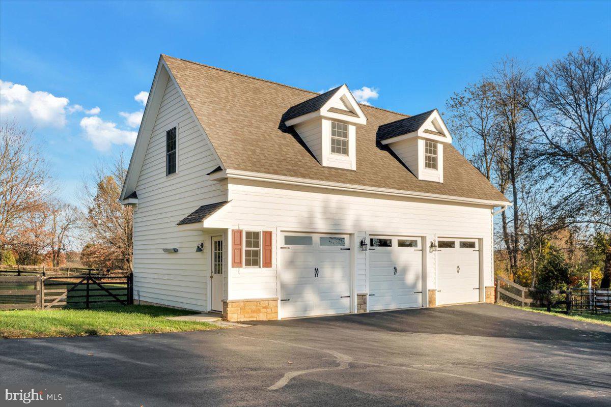 Hamilton, Virginia, 20158, United States, 4 Bedrooms Bedrooms, ,5 BathroomsBathrooms,Residential,For Sale,1987096