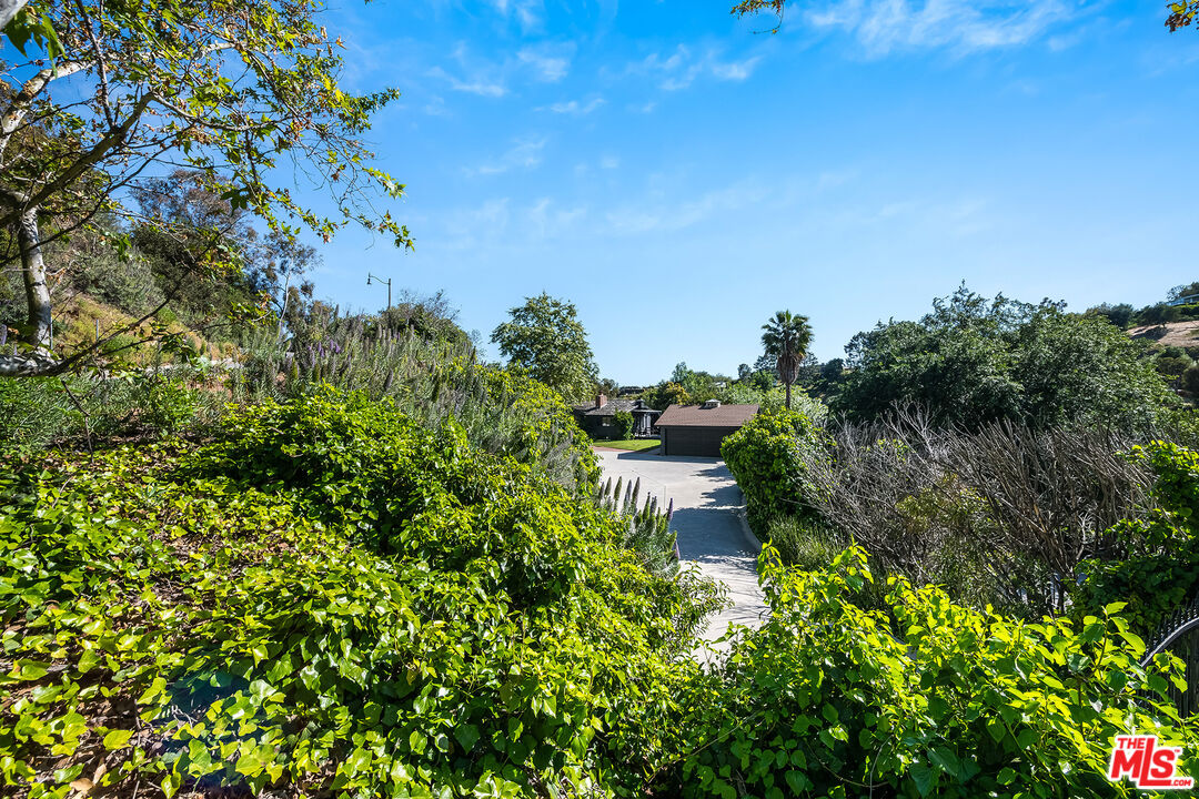 Los Angeles, California, 90049, United States, 2 Bedrooms Bedrooms, ,3 BathroomsBathrooms,Residential,For Sale,1819125