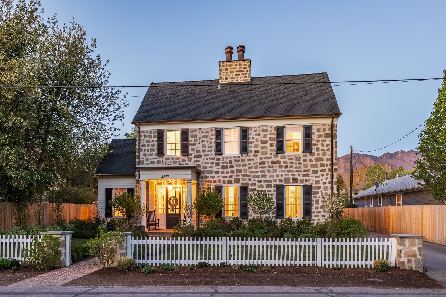  Timeless Colonial Charm Meets Refined Modern Luxury In This Storybook Retreat - 物件實景