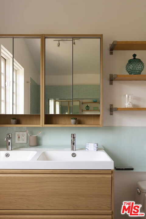 Los Angeles, California, 90068, United States, 3 Bedrooms Bedrooms, ,4 BathroomsBathrooms,Residential,For Sale,1839885