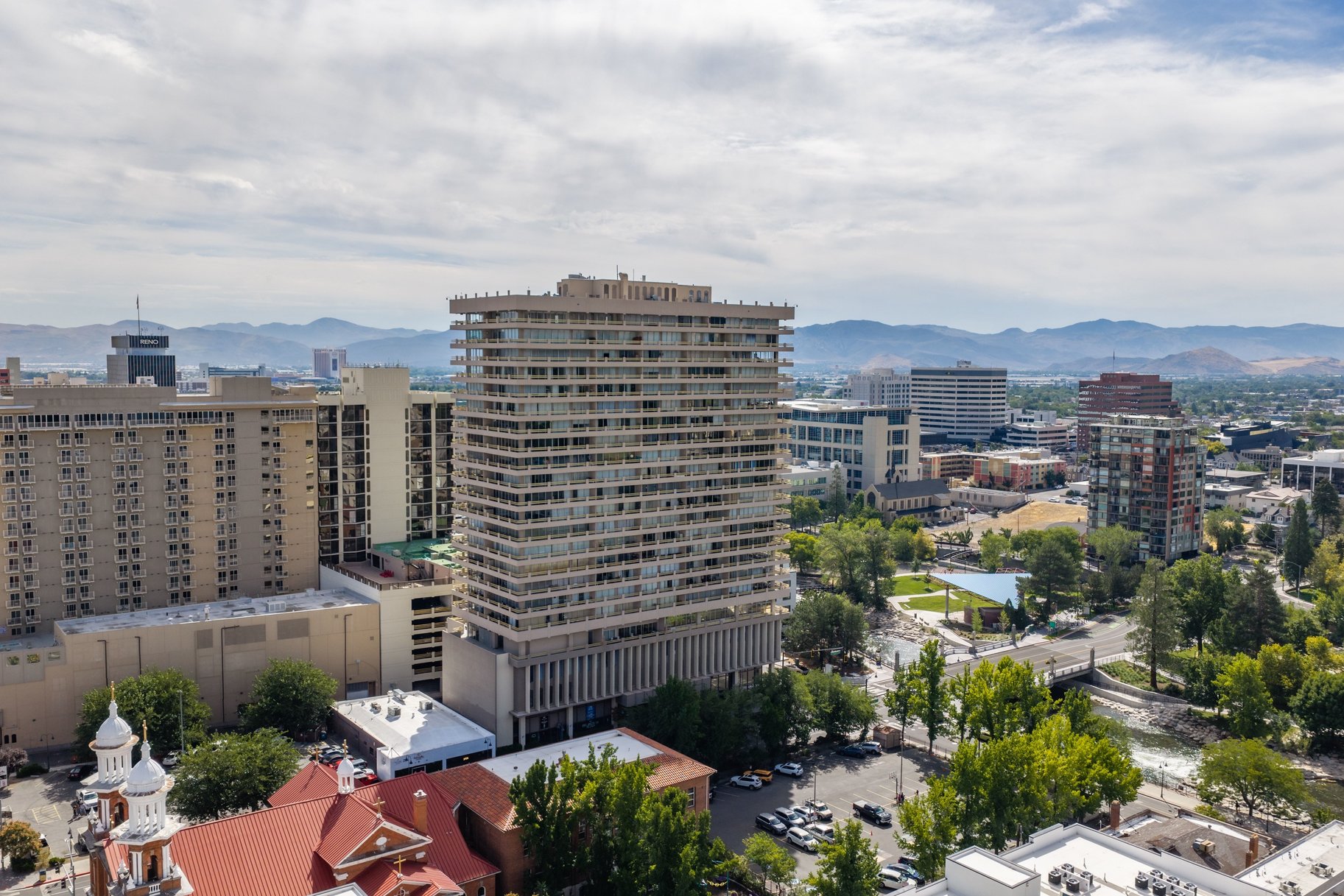  Chic Downtown Condo with Mountain & River Views - 物件實景