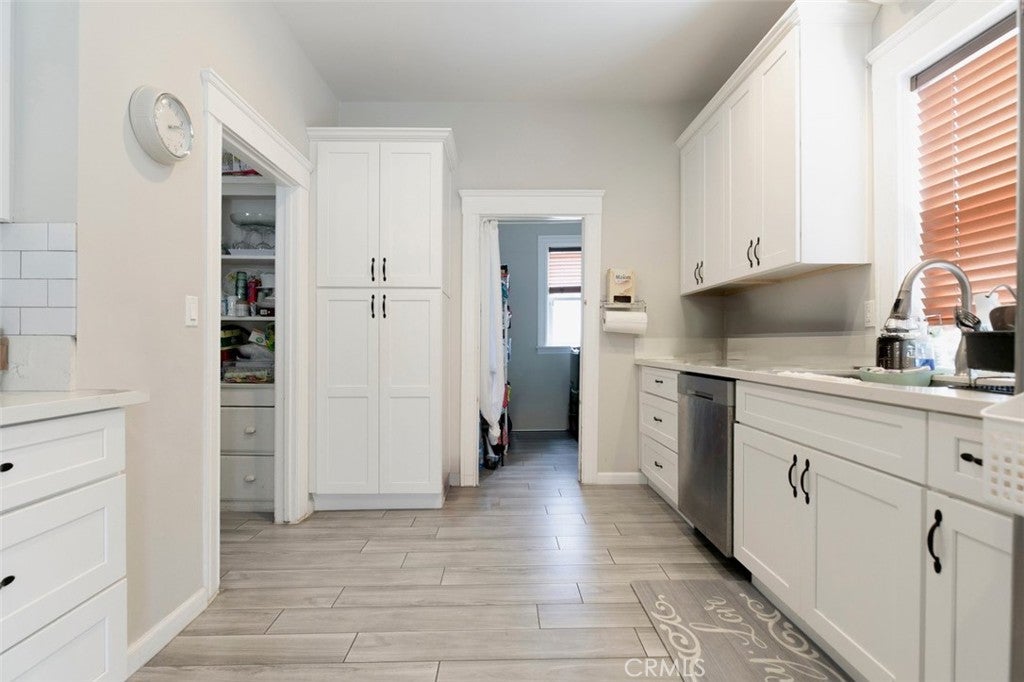 Los Angeles, California, 90006, United States, 5 Bedrooms Bedrooms, ,2 BathroomsBathrooms,Residential,For Sale,1940341