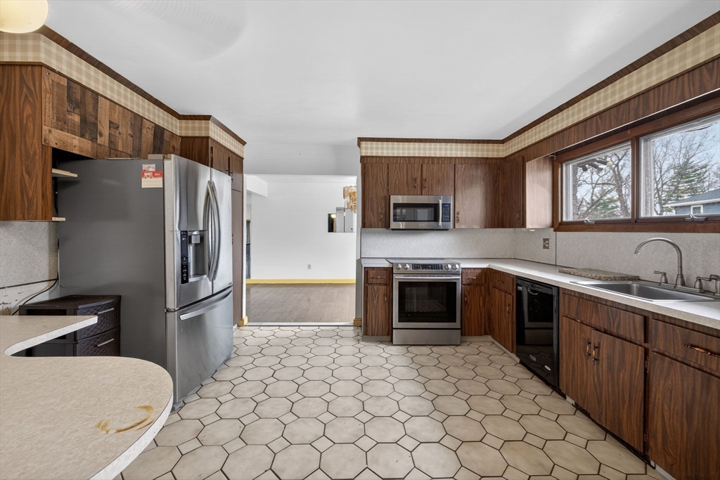 Framingham, Massachusetts, 01702, United States, 5 Bedrooms Bedrooms, ,5 BathroomsBathrooms,Residential,For Sale,2035320