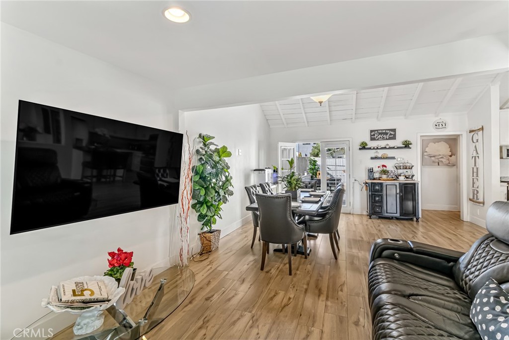 Thousand Oaks, California, 91362, United States, 2 Bedrooms Bedrooms, ,1 BathroomBathrooms,Residential,For Sale,1999225