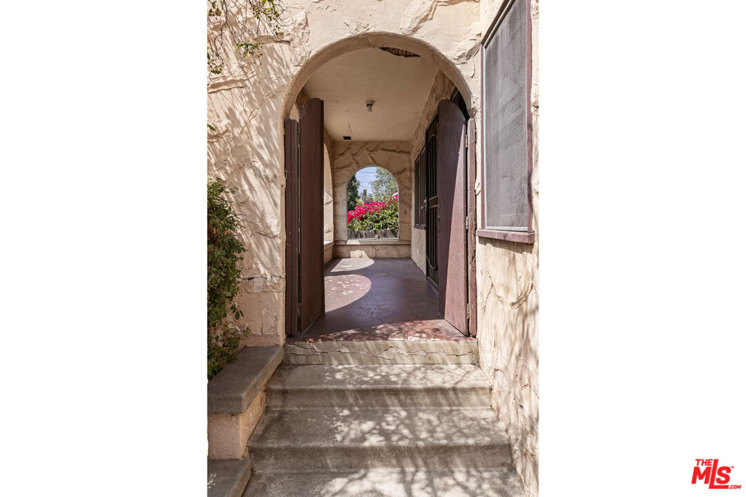 Los Angeles, California, 90027, United States, 2 Bedrooms Bedrooms, ,1 BathroomBathrooms,Residential,For Sale,1920084