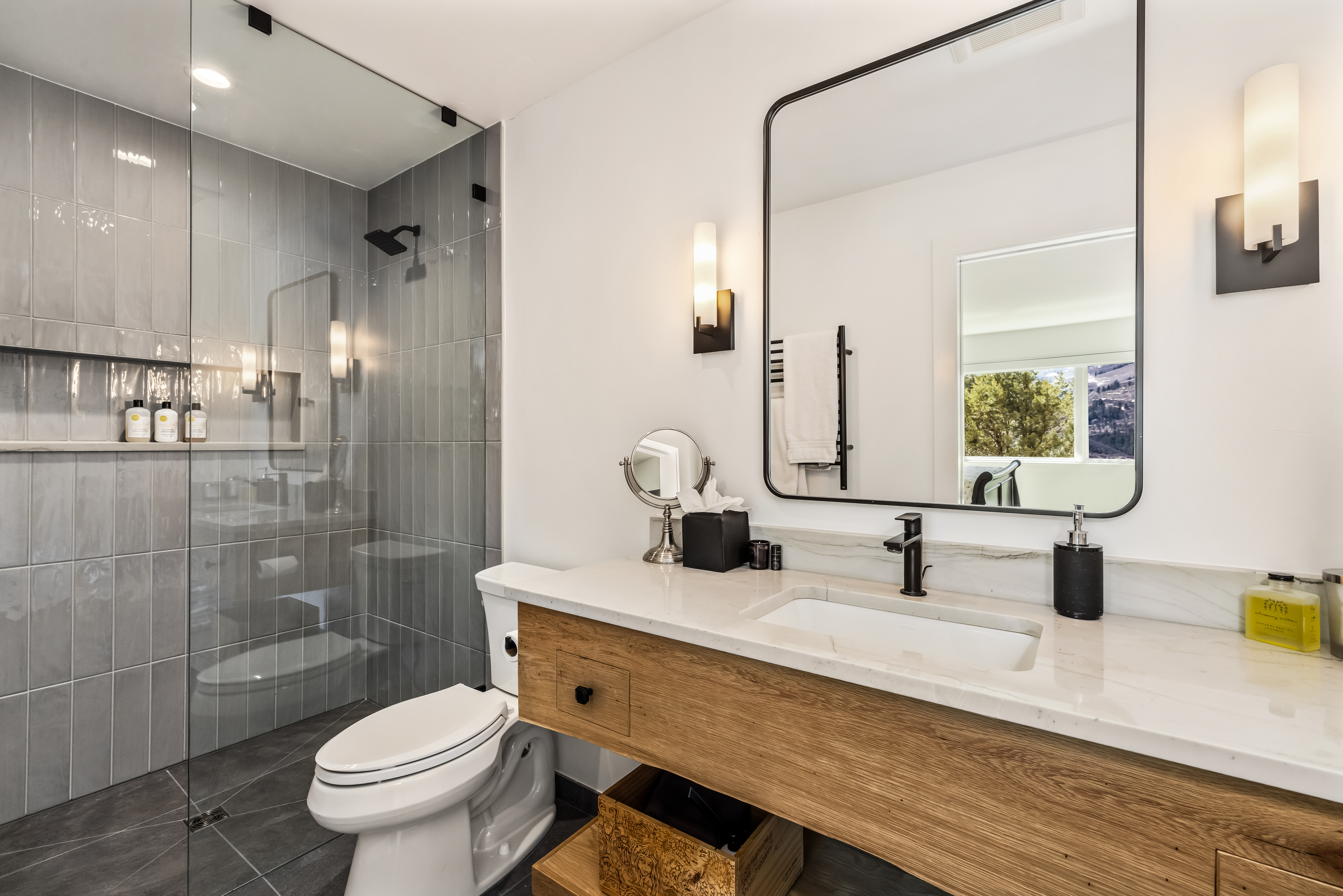  Captures sweeping views of Arrowhead and the surrounding mountain landscape. - 物件實景