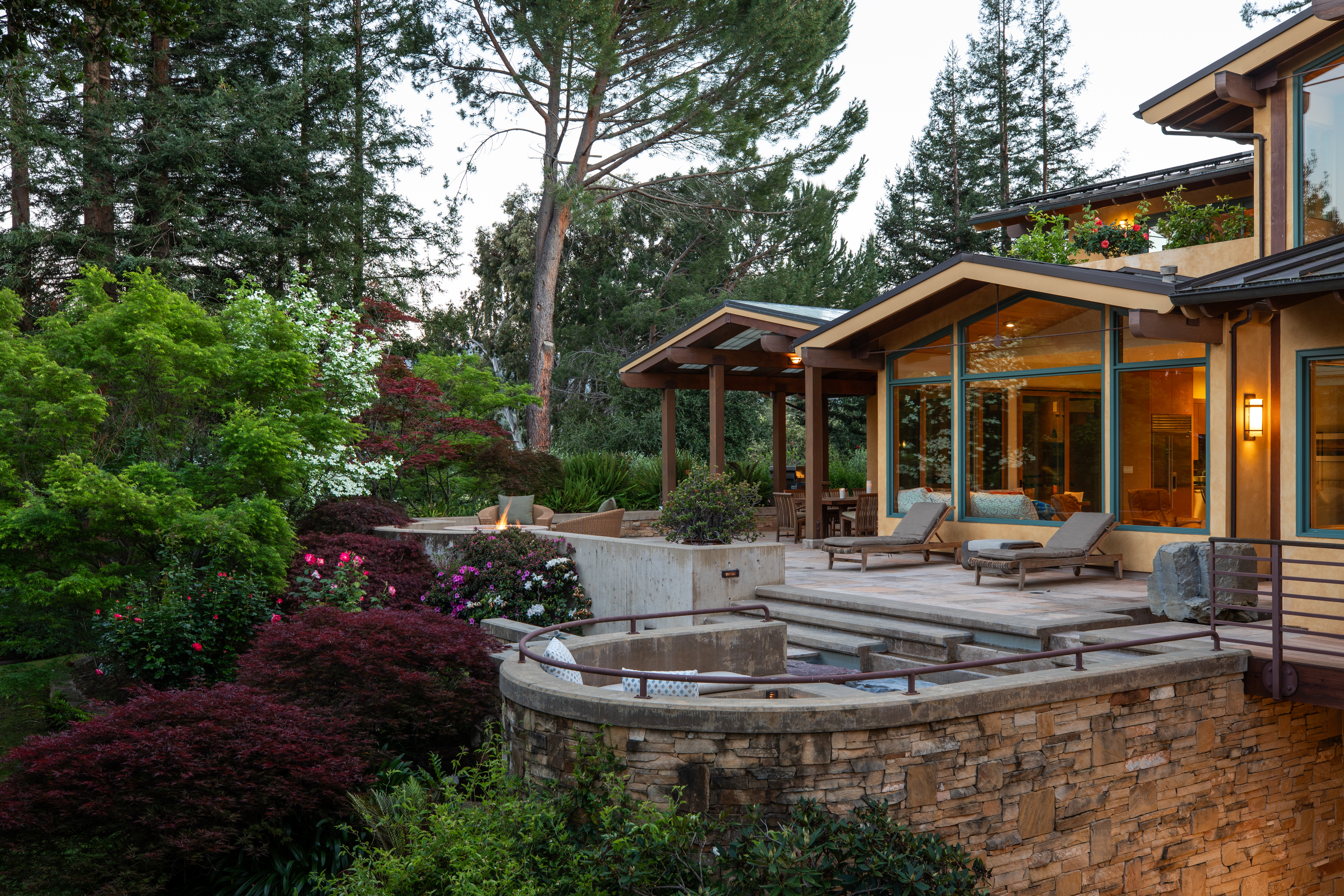  A Hilltop Home Shaped by Light, Landscape and Contemporary Architecture - 物件實景