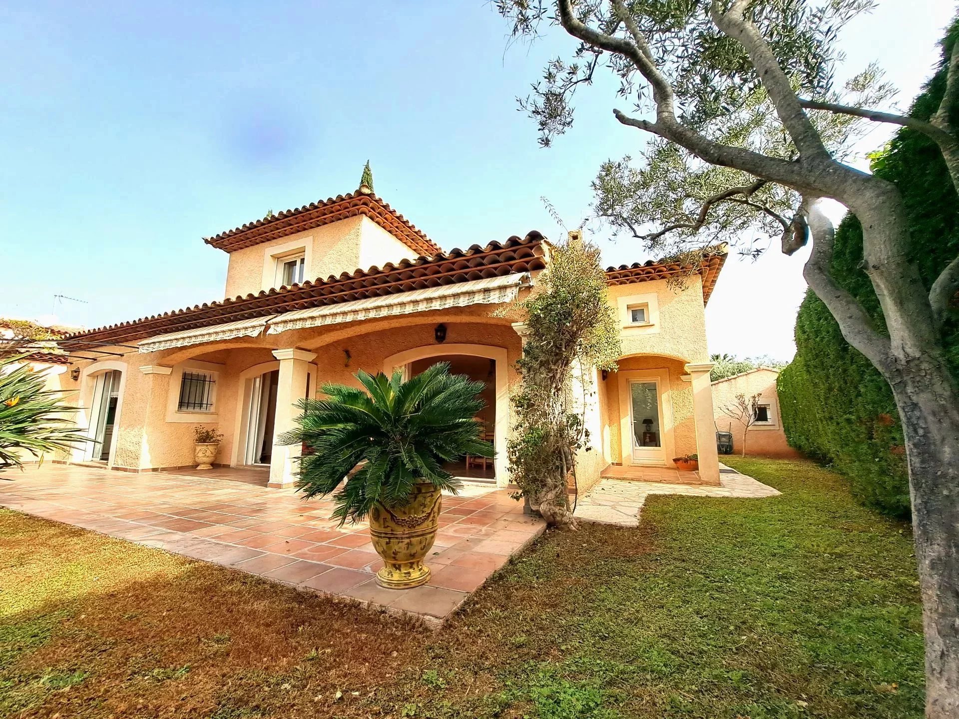 Carqueiranne, Provence-Alpes-Côte d’Azur, 83320, FR, 3 Bedrooms Bedrooms, ,2 BathroomsBathrooms,Residential,For Sale,1623746