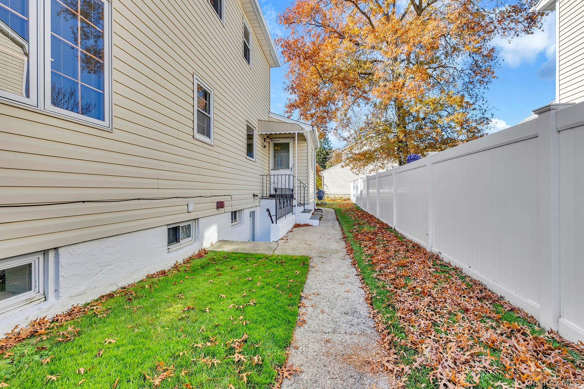 Farmingdale, New York, 11735, United States, 3 Bedrooms Bedrooms, ,3 BathroomsBathrooms,Residential,For Sale,1987625