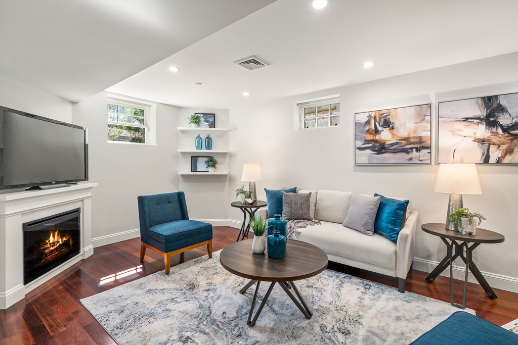Cambridge, Massachusetts, 02139, United States, 4 Bedrooms Bedrooms, ,3 BathroomsBathrooms,Residential,For Sale,1939479