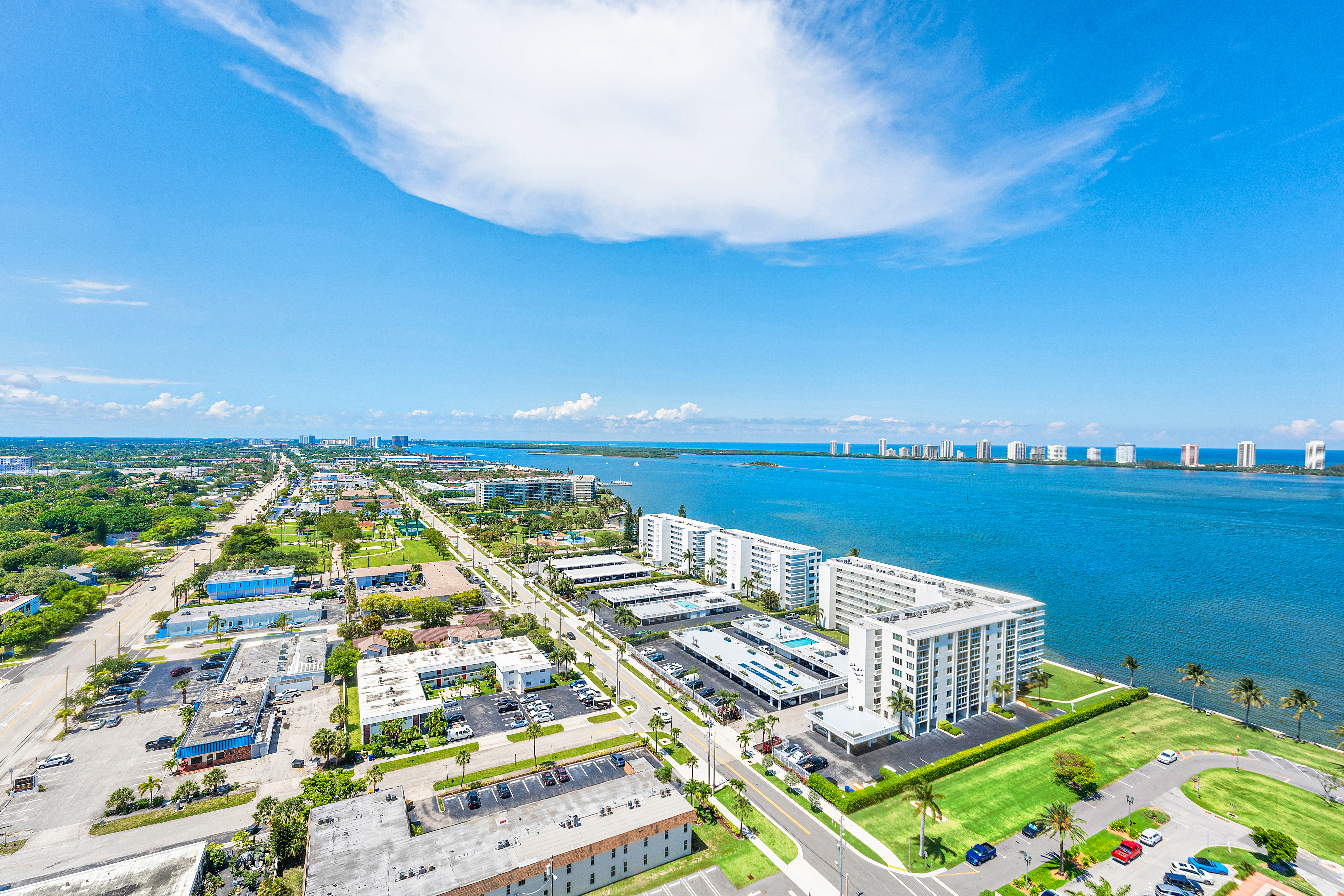  220 Lake Shore Drive, Lake Park, FL, 33403 - 物件實景