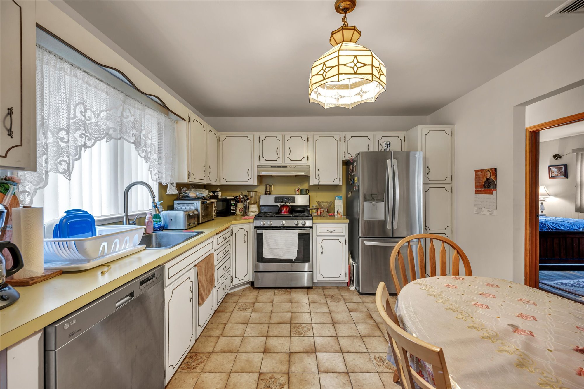 Trumbull, Connecticut, 06611, United States, 3 Bedrooms Bedrooms, ,2 BathroomsBathrooms,Residential,For Sale,1999196