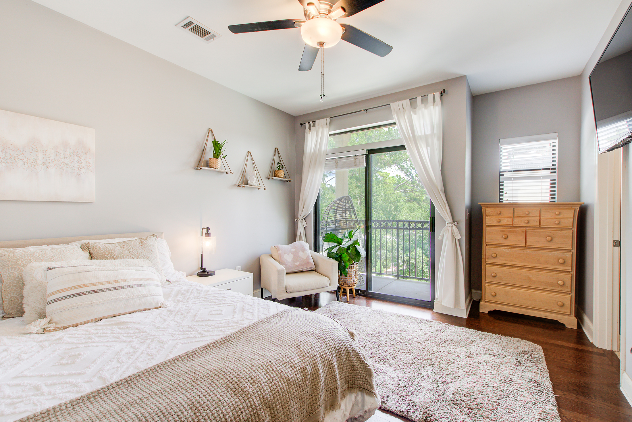  Beautifully Maintained and Light-filled Top Floor Corner Unit - 物件實景