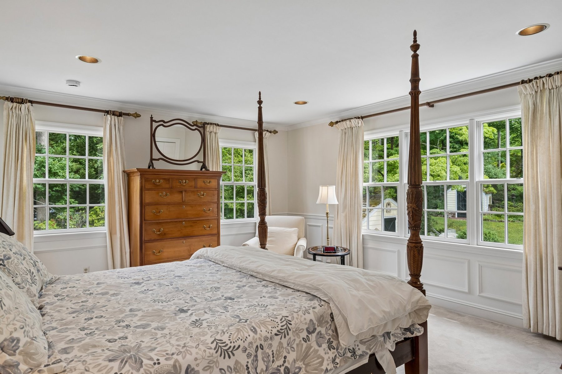 Colonial Offers Exceptional Quality and Workmanship Along With a Garden Oasis - 物件實景