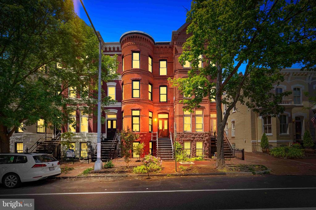 Washington, District of Columbia, 20003, United States, 3 Bedrooms Bedrooms, ,4 BathroomsBathrooms,Residential,For Sale,2048828