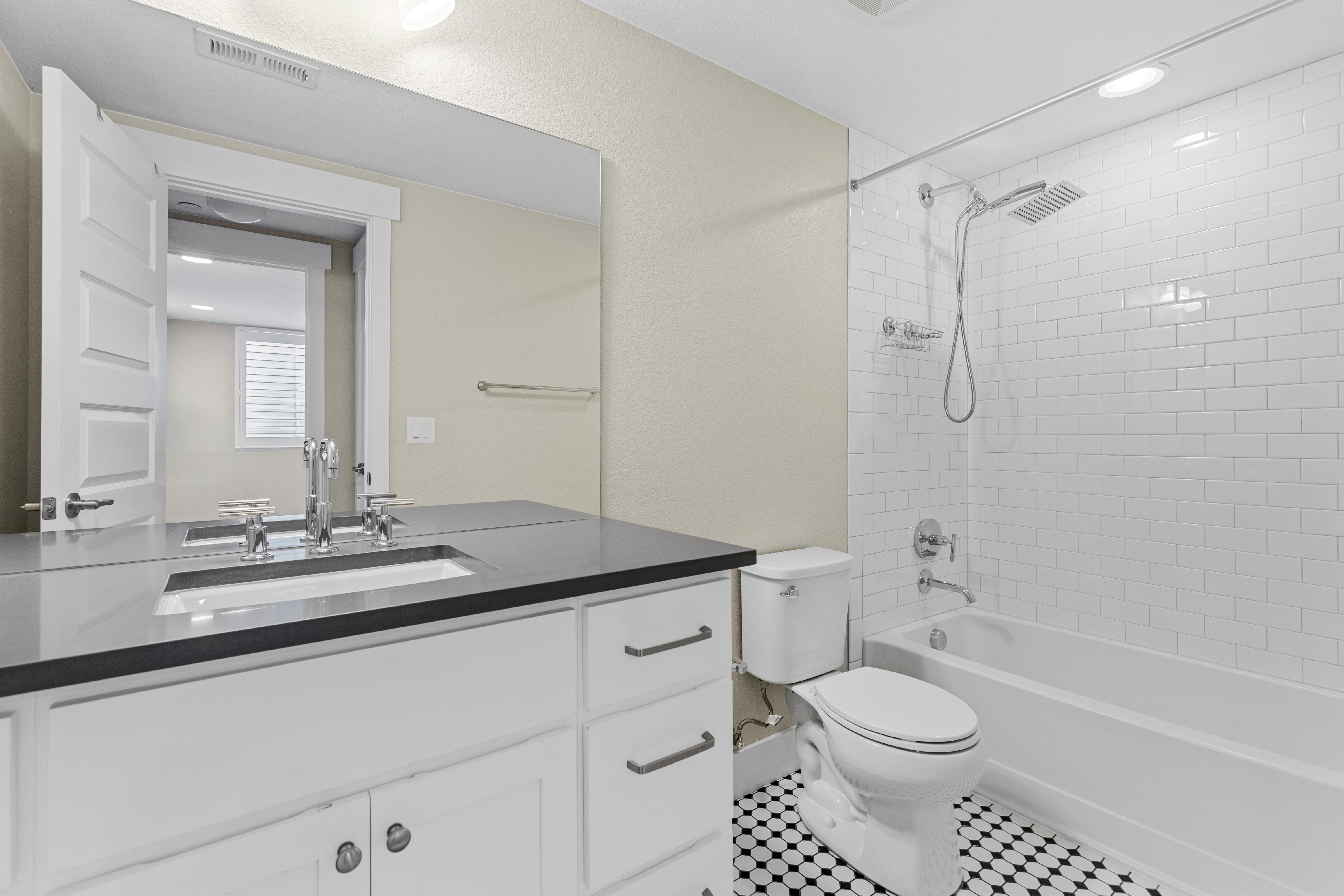  Stunning, Meticulously Cared-For Residence in Coveted Hyland Village Community - 物件實景