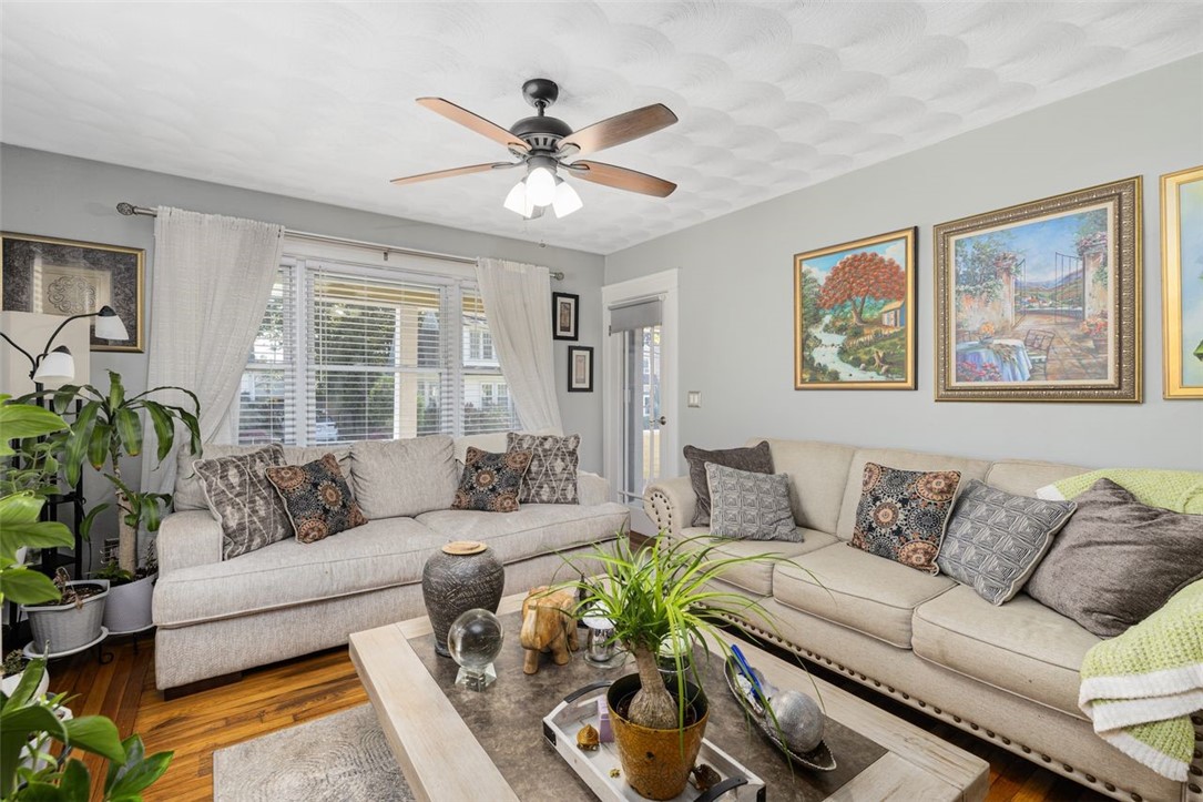 Cranston, Rhode Island, 02910, United States, 3 Bedrooms Bedrooms, ,3 BathroomsBathrooms,Residential,For Sale,1969292