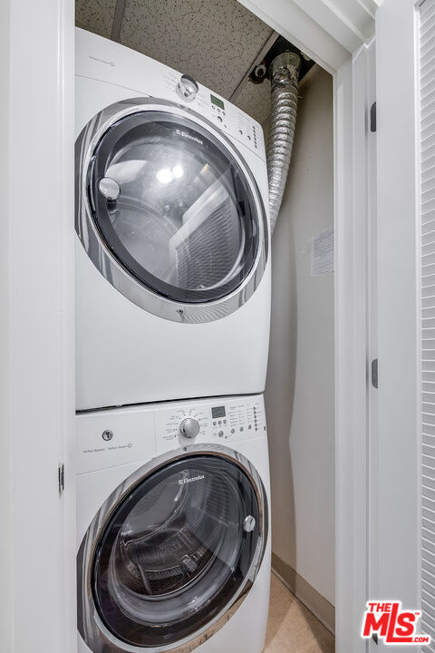 Santa Monica, California, 90401, United States, 2 Bedrooms Bedrooms, ,2 BathroomsBathrooms,Residential,For Sale,2001911