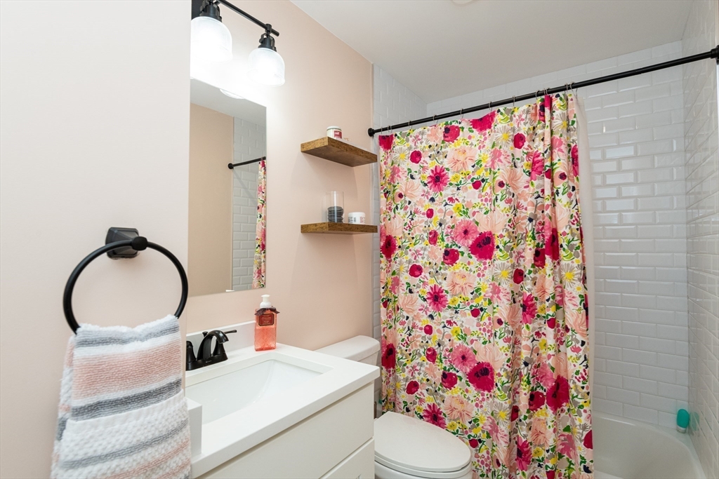 Lynn, Massachusetts, 01904, United States, 2 Bedrooms Bedrooms, ,4 BathroomsBathrooms,Residential,For Sale,1978027