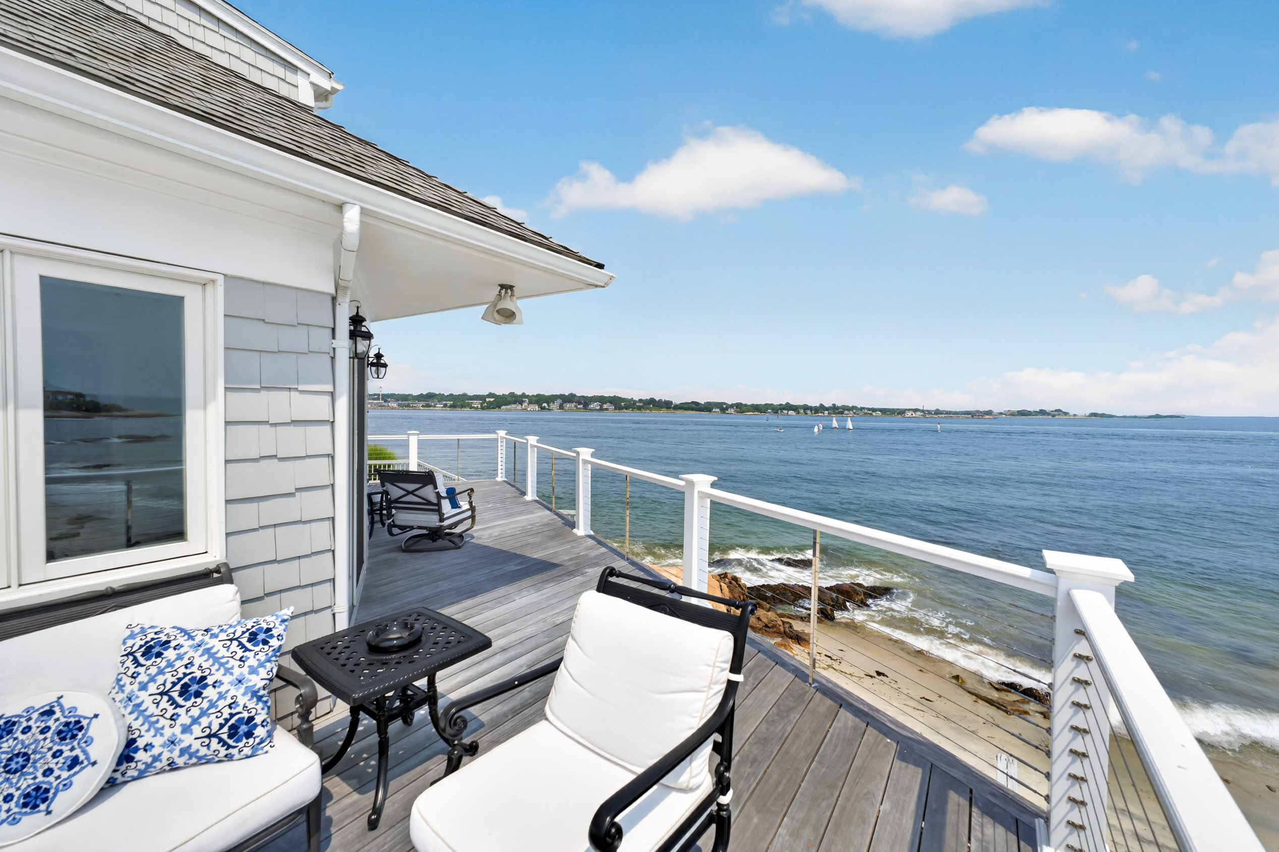 Experience shoreline luxury with a private beach and mooring. - 物件實景