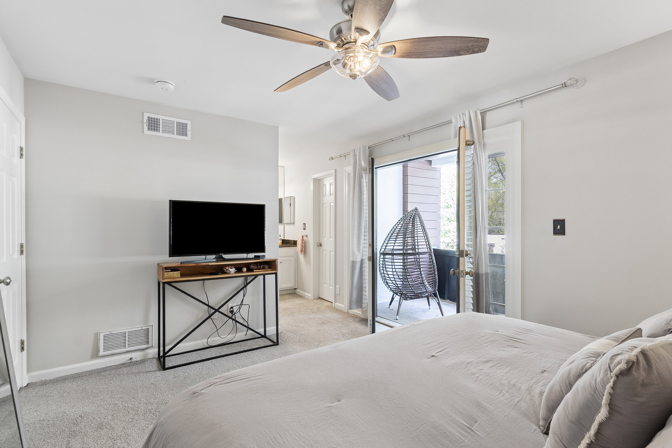  Beautifully Updated Two-story Townhome - 物件實景