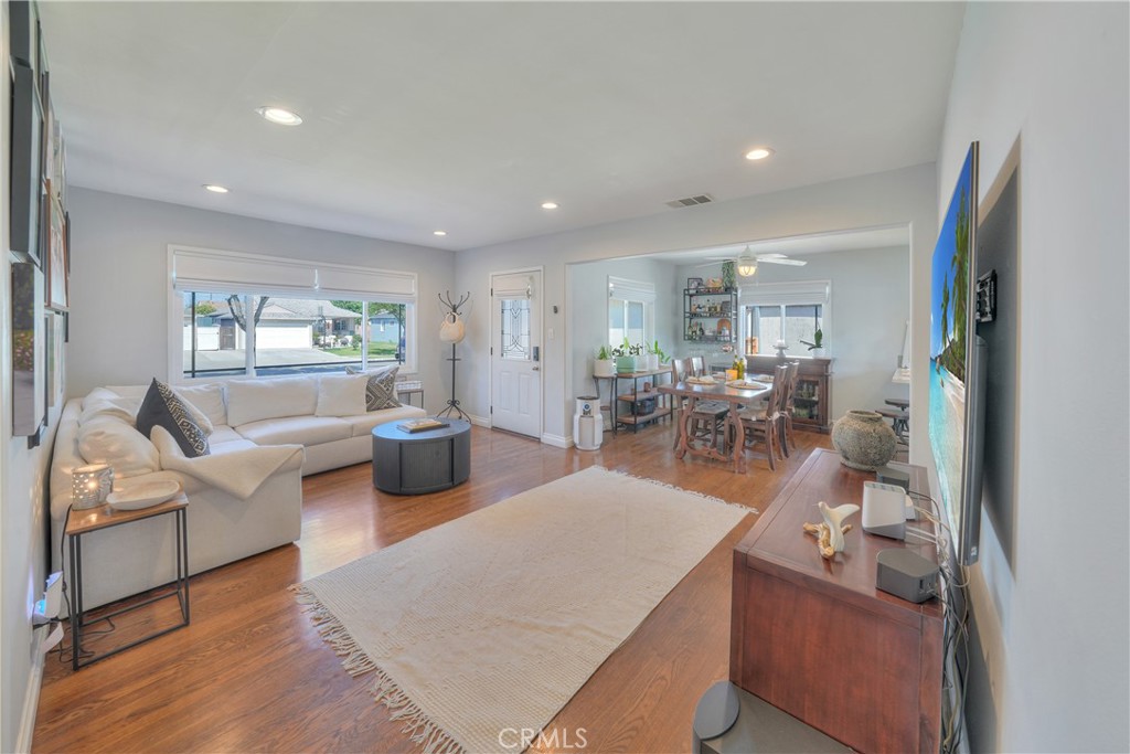 Lakewood, California, 90712, United States, 2 Bedrooms Bedrooms, ,1 BathroomBathrooms,Residential,For Sale,1933533