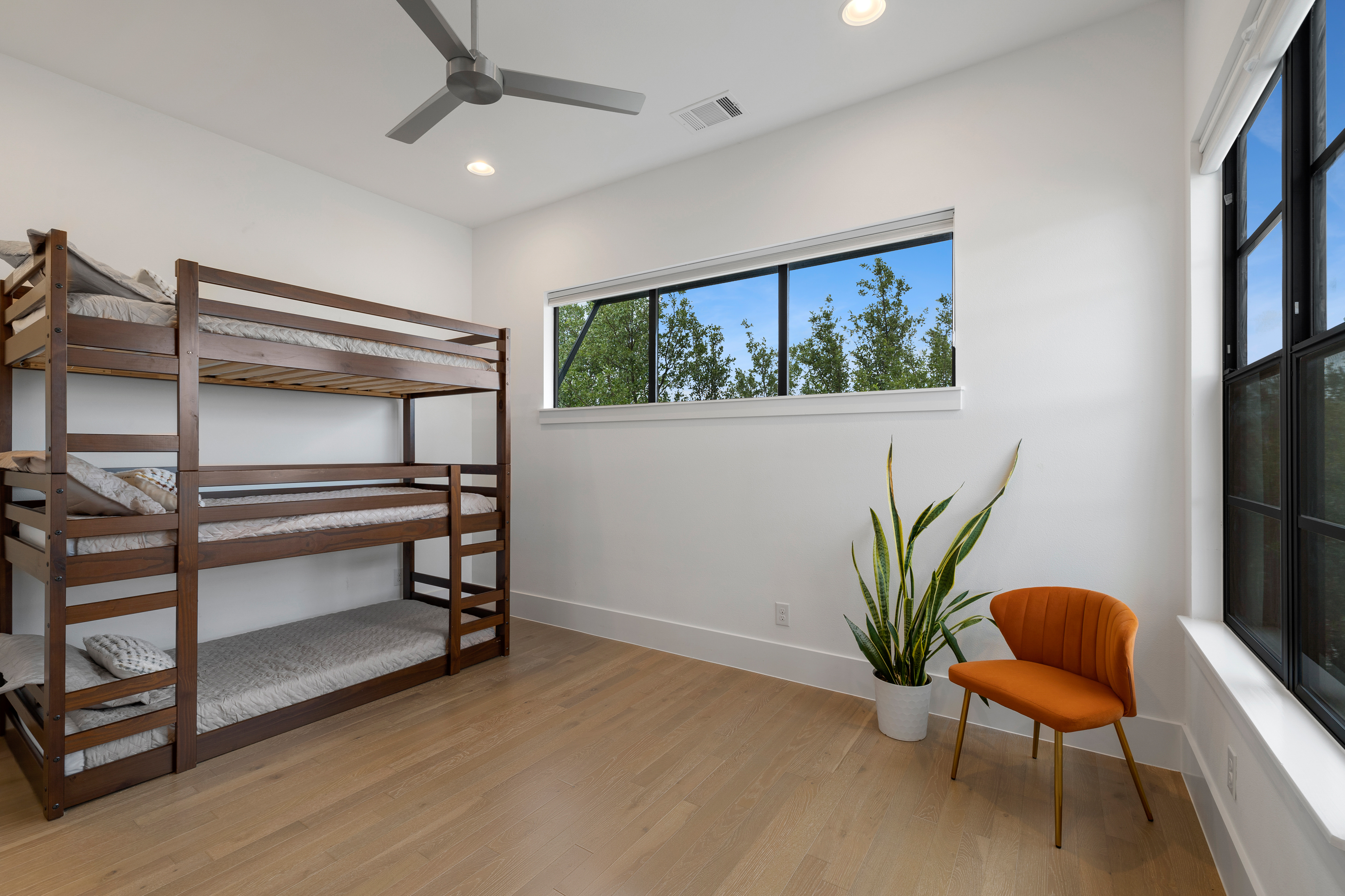  Custom Contemporary with Designer Finishes - 物件實景