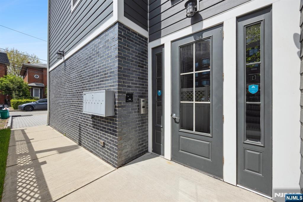 Fort Lee, New Jersey, 07024, United States, 3 Bedrooms Bedrooms, ,3 BathroomsBathrooms,Residential,For Sale,1932356