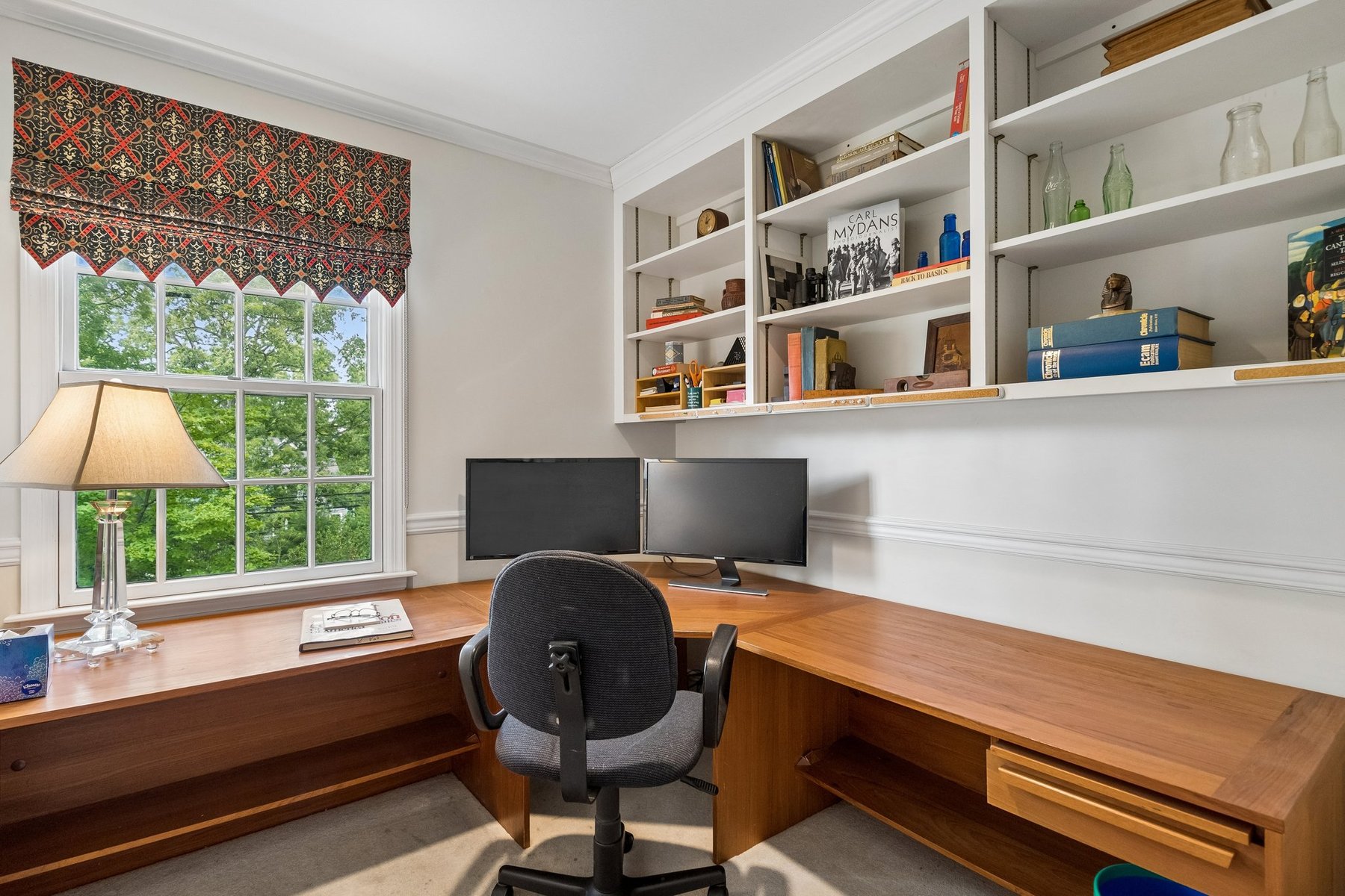  Colonial Offers Exceptional Quality and Workmanship Along With a Garden Oasis - 物件實景