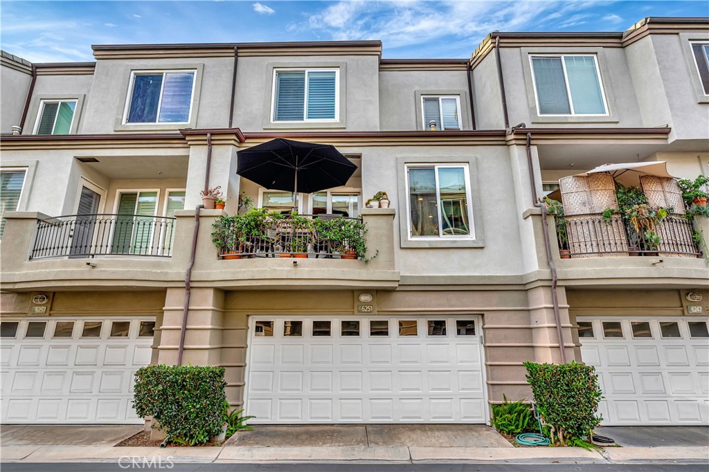 Huntington Beach, California, 92648, United States, 2 Bedrooms Bedrooms, ,3 BathroomsBathrooms,Residential,For Sale,1992033