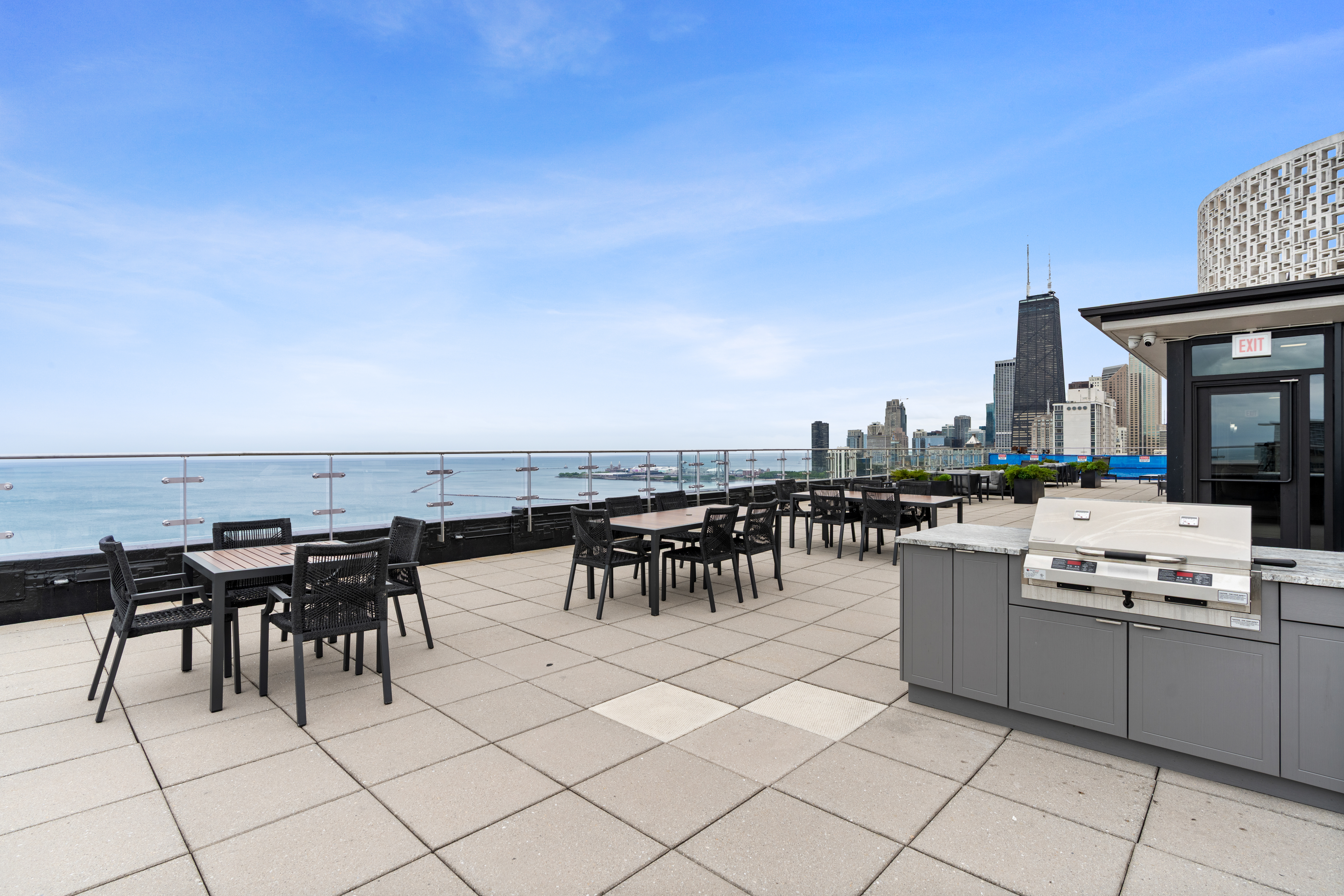  Enjoy Turnkey Lakefront Living in a Well-Established Gold Coast Building - 物件實景