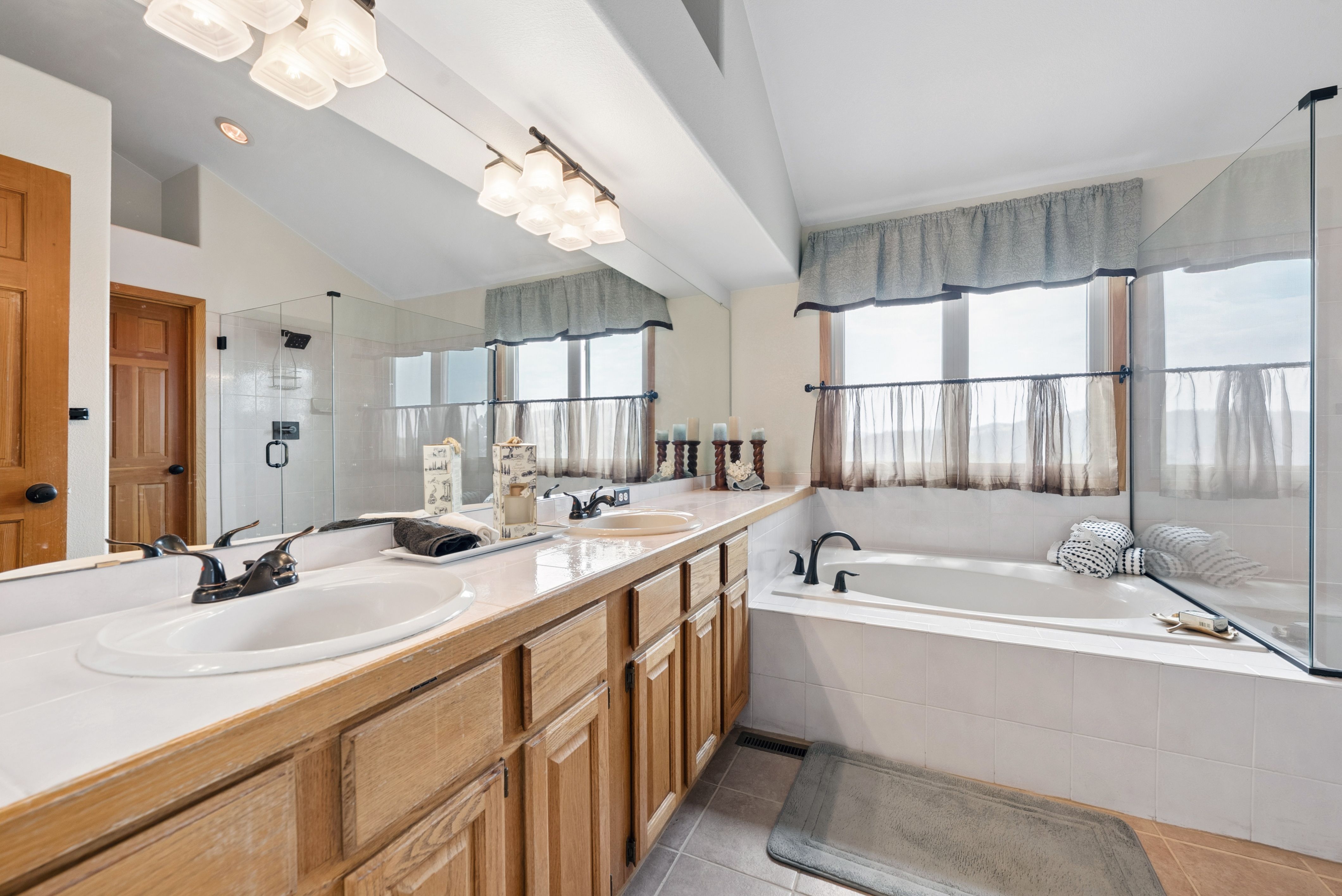  Custom Built Home on a Rolling 1.5 Acre Lot in Highly Desired Paradise Hills - 物件實景