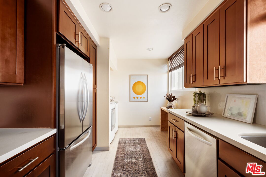 Los Angeles, California, 90034, United States, 2 Bedrooms Bedrooms, ,3 BathroomsBathrooms,Residential,For Sale,1991058