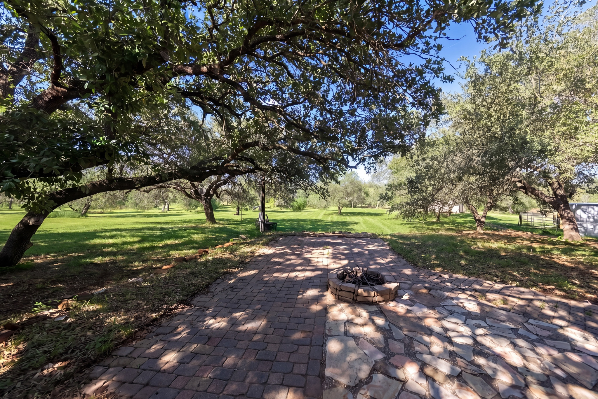  Private 10-Acre Horse Property in Lytle - 物件實景