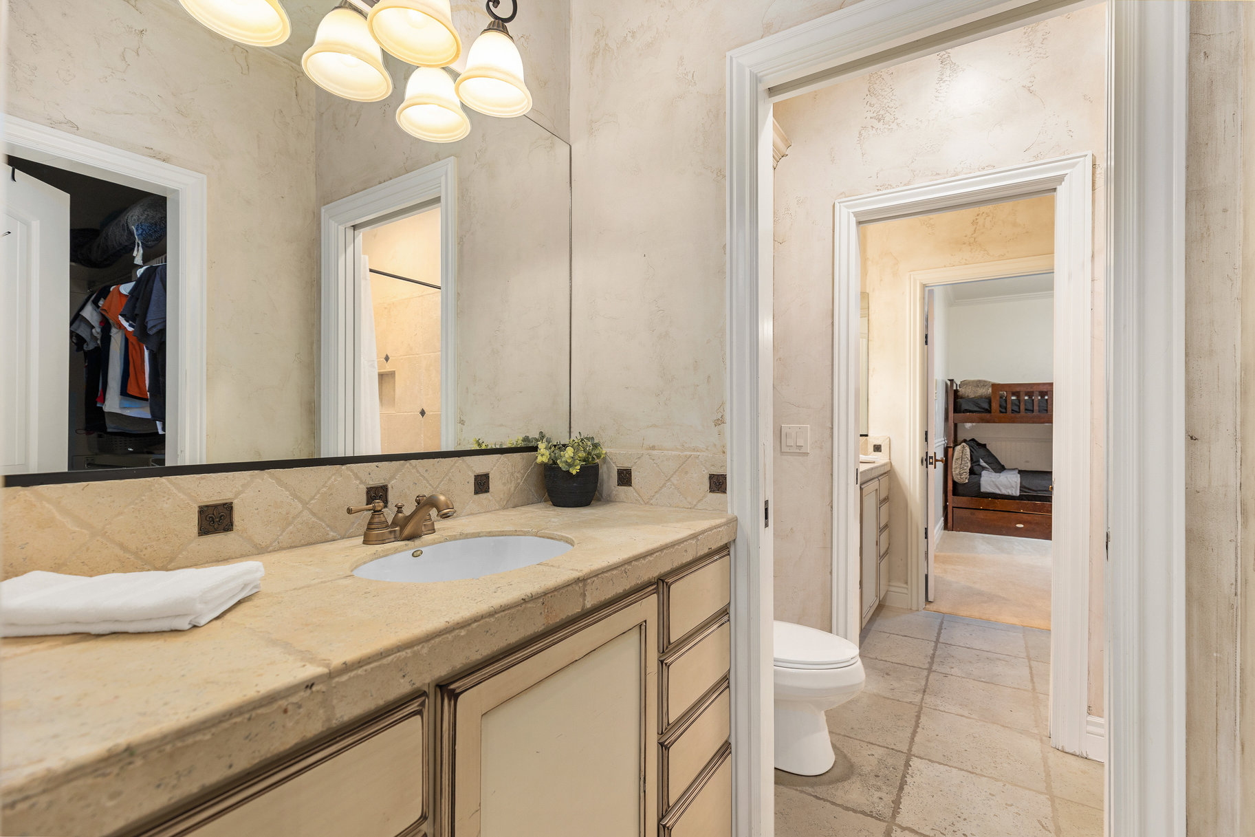  Tuscany Revival Resort-Style Living With Theater Room, Pool & 4-Car Garage - 物件實景