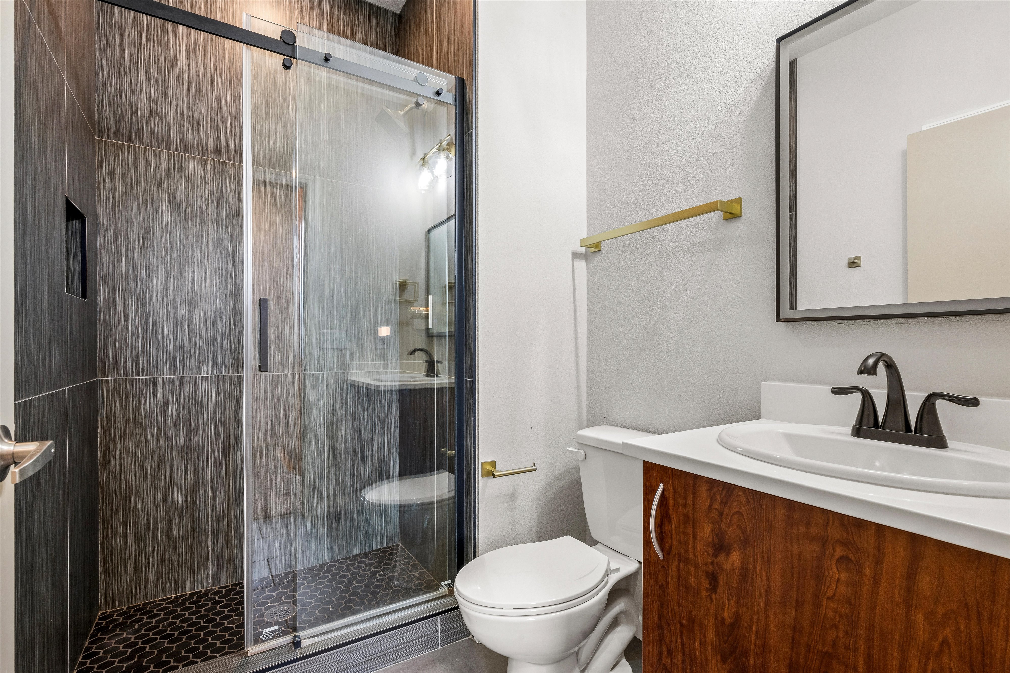  Beautifully updated end-unit offers exceptional natural light & abundant windows - 物件實景