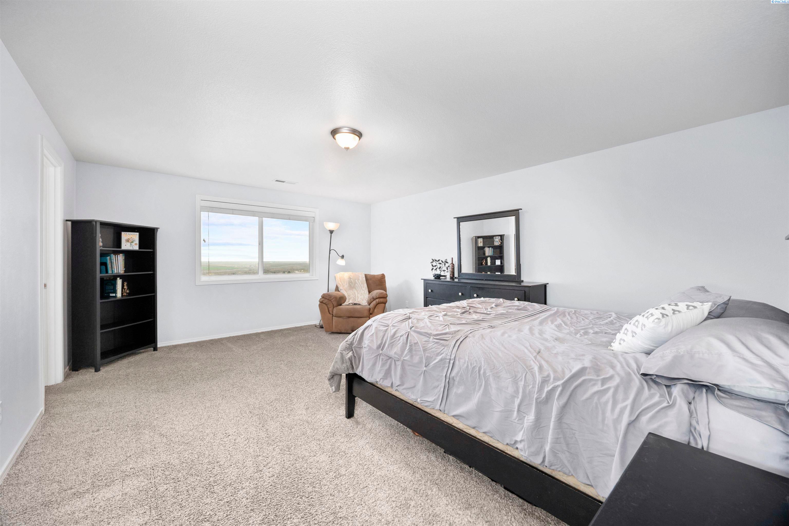 Eltopia, Washington, 99330, United States, 5 Bedrooms Bedrooms, ,4 BathroomsBathrooms,Residential,For Sale,2012124