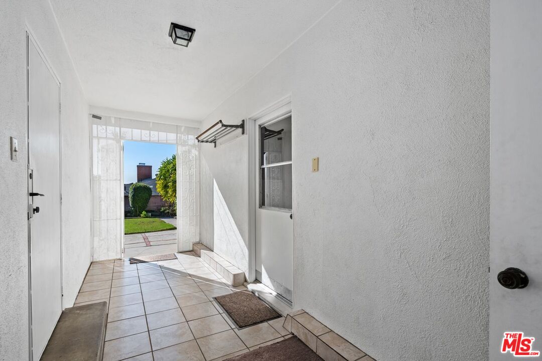 Los Angeles, California, 90056, United States, 2 Bedrooms Bedrooms, ,3 BathroomsBathrooms,Residential,For Sale,2001652