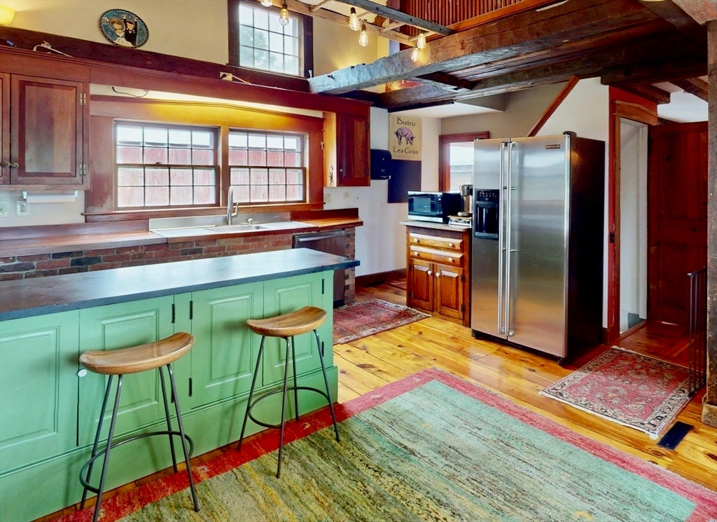 Hadley, Massachusetts, 01035, United States, 5 Bedrooms Bedrooms, ,3 BathroomsBathrooms,Residential,For Sale,1885251