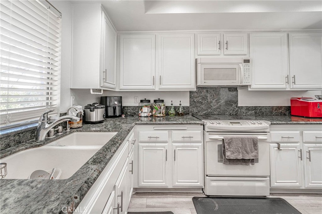 Newhall, California, 91321, United States, 2 Bedrooms Bedrooms, ,2 BathroomsBathrooms,Residential,For Sale,2005883