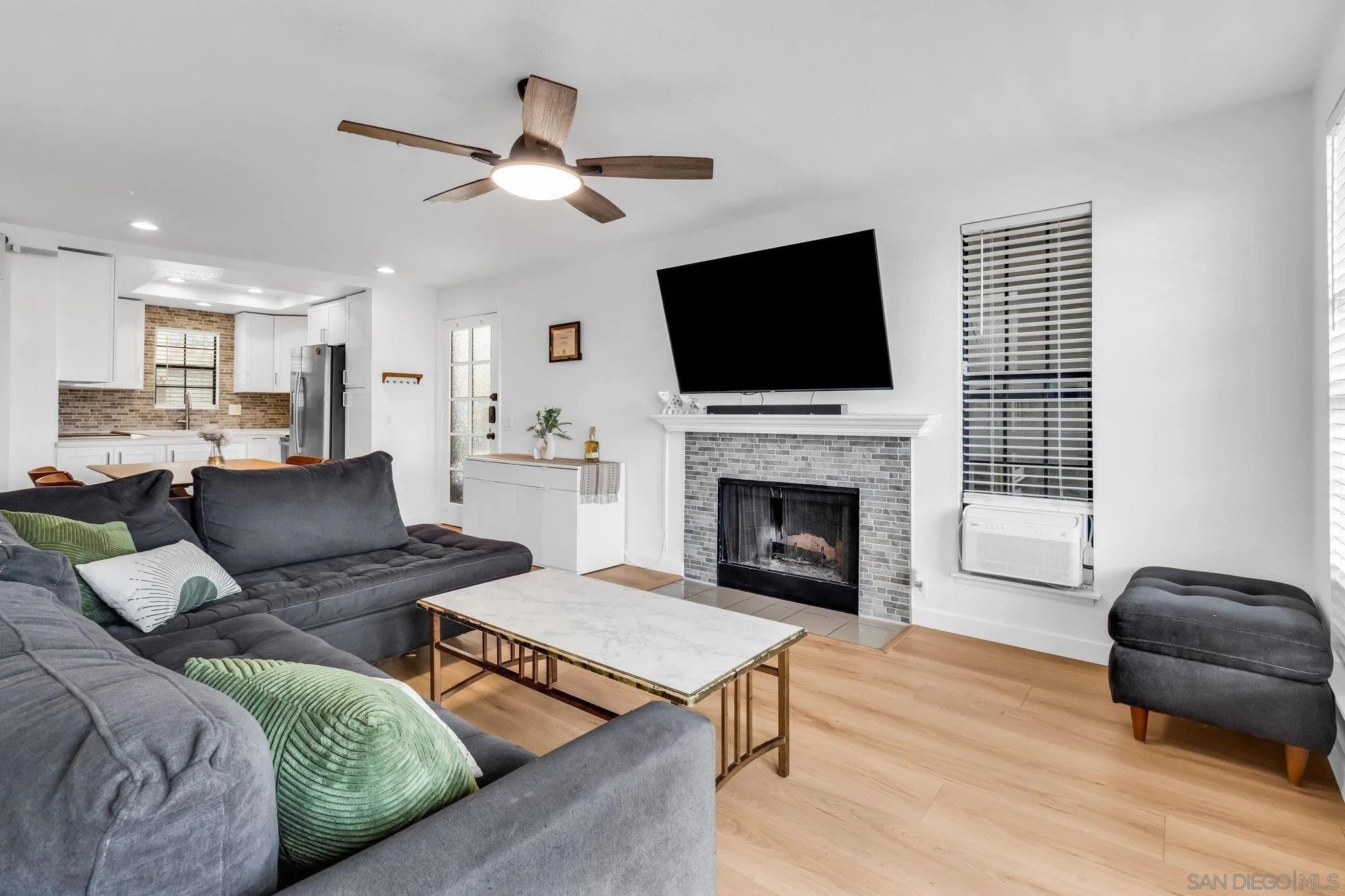 San Diego, California, 92110, United States, 2 Bedrooms Bedrooms, ,2 BathroomsBathrooms,Residential,For Sale,1996834