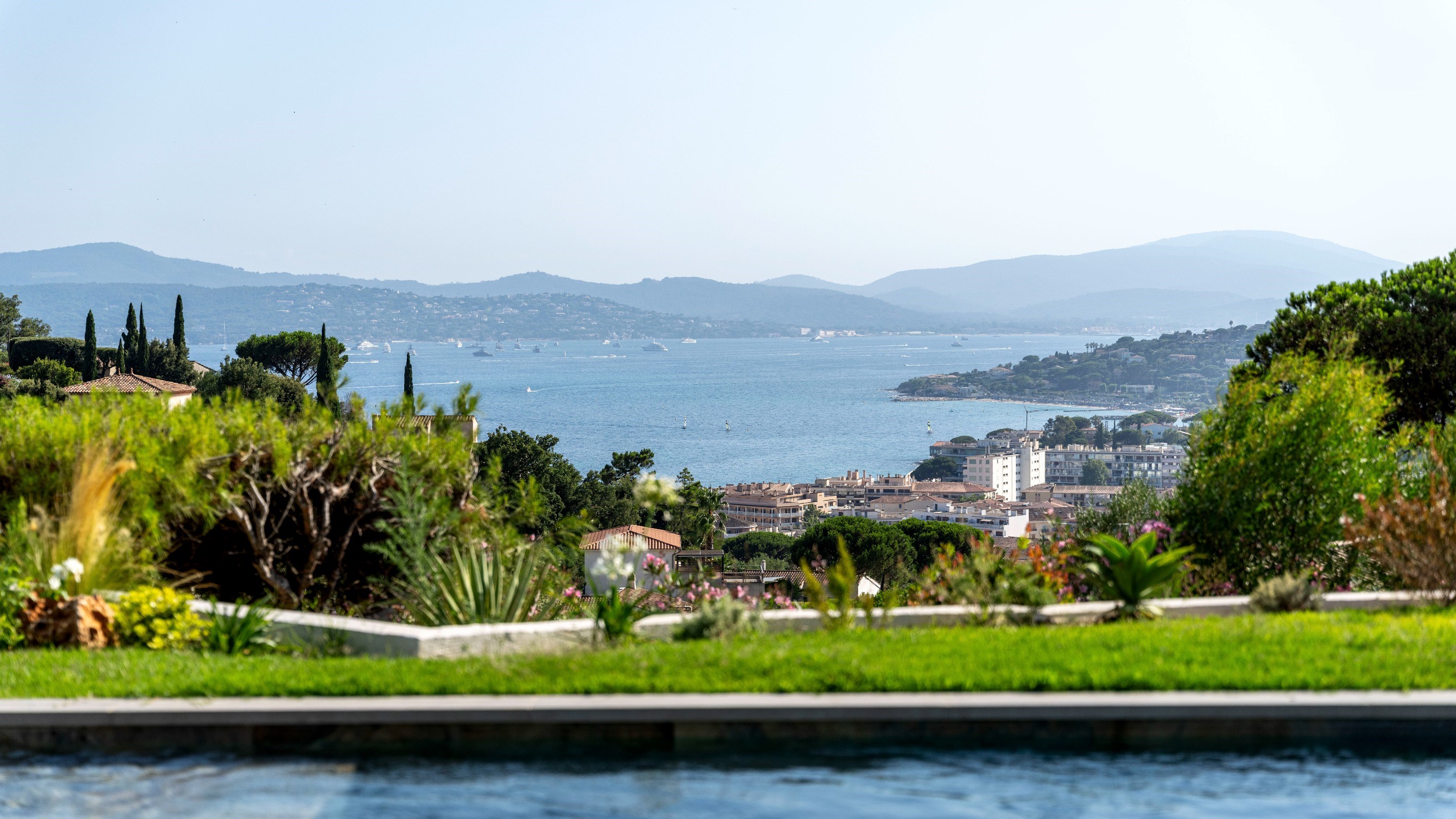  Sainte Maxime contemporary villa for sale with sea views, heated swimming pool … - 物件實景