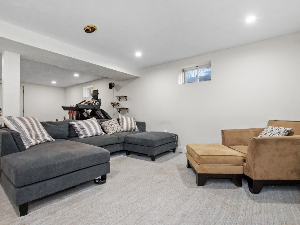 Waltham, Massachusetts, 02451, United States, 4 Bedrooms Bedrooms, ,4 BathroomsBathrooms,Residential,For Sale,1996187