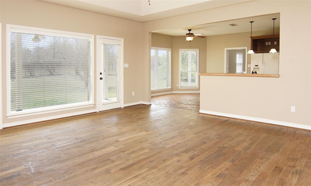 Weatherford, Texas, 76088, United States, 3 Bedrooms Bedrooms, ,3 BathroomsBathrooms,Residential,For Sale,1974096