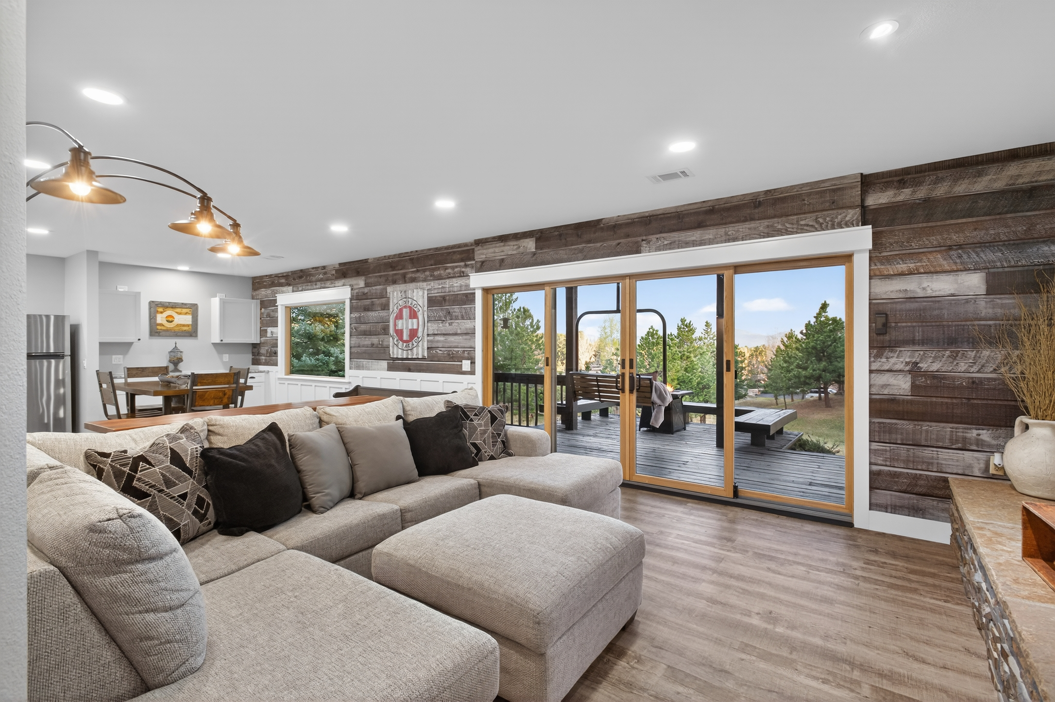  Thoughtfully Updated Throughout - 物件實景