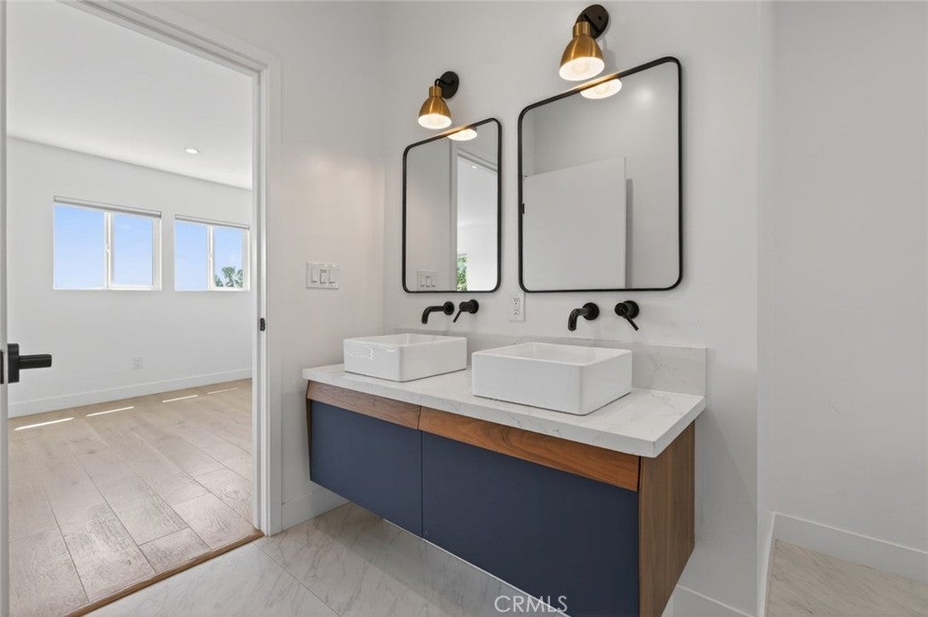 Los Angeles, California, 90026, United States, 3 Bedrooms Bedrooms, ,3 BathroomsBathrooms,Residential,For Sale,2040184